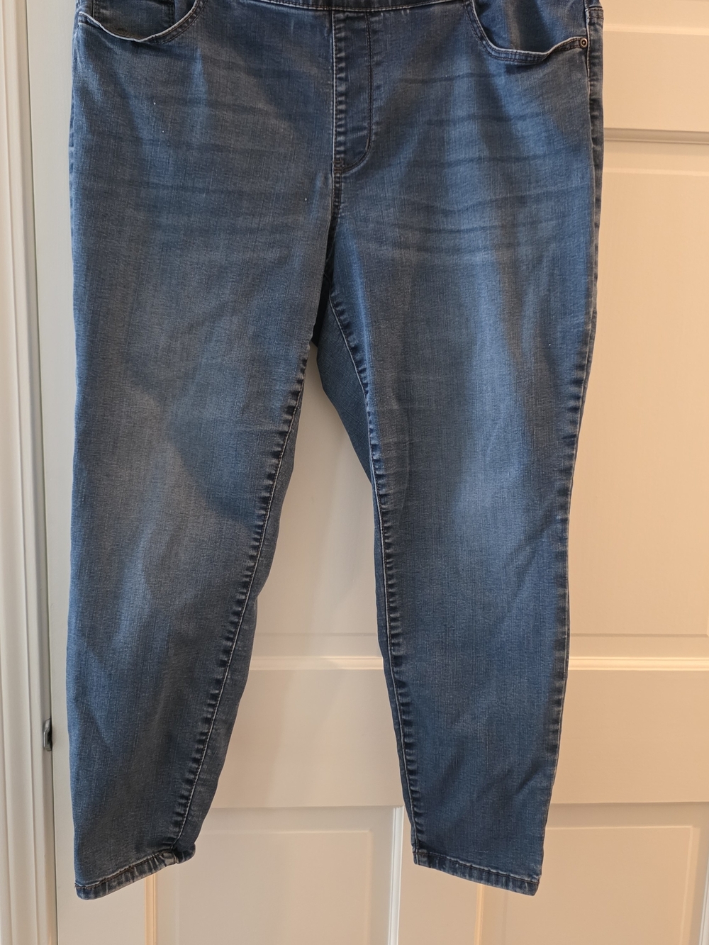 croft & barrow Straight Leg Jeans in Medium Blue Wash - Picture 4 of 10